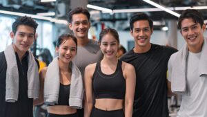 フィットネスを楽しむ日本人男女グループ