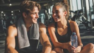 フィットネスジムにきて楽しそうに話す男女。