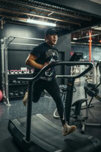 トレッドミルで走る男性